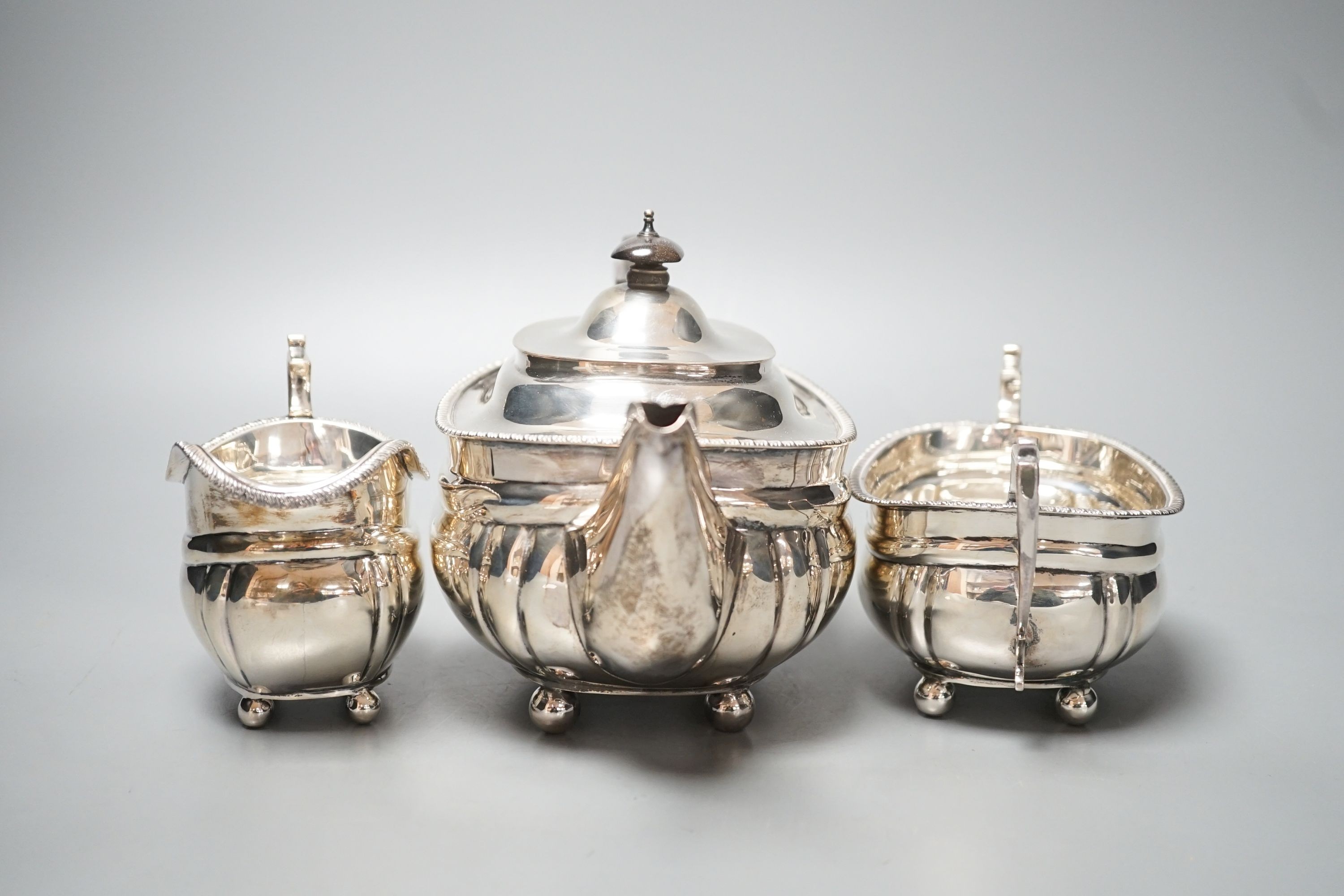 A George V silver three piece tea set, Charles Stuart Harris & Son Ltd, London, 1917, gross 28oz.